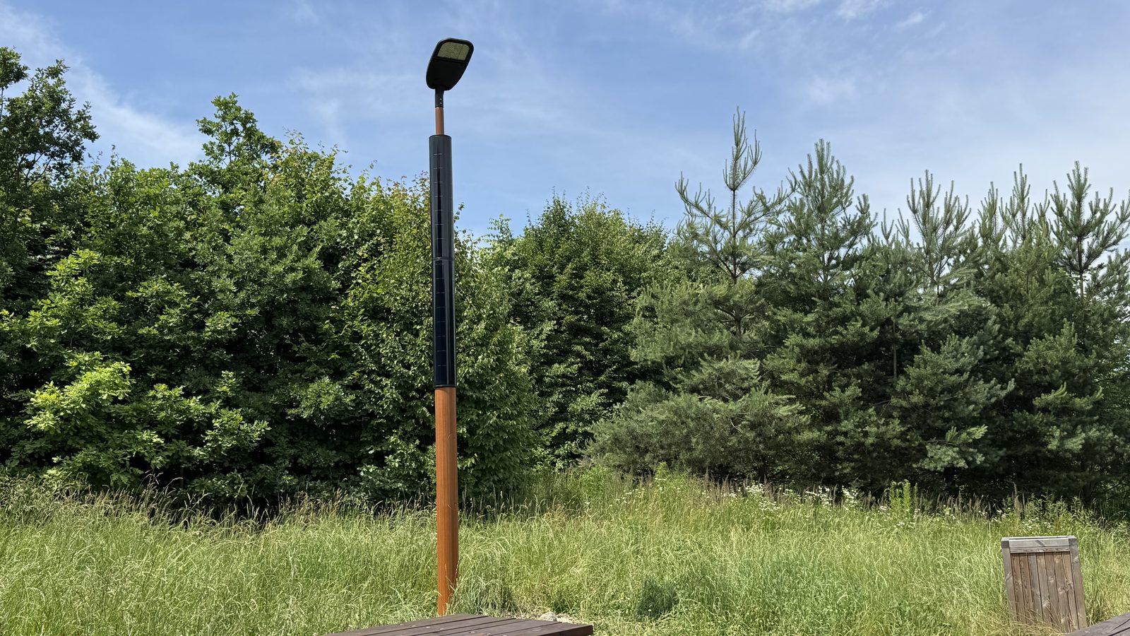 Solární lampa u Karvinského moře v okolí zeleně