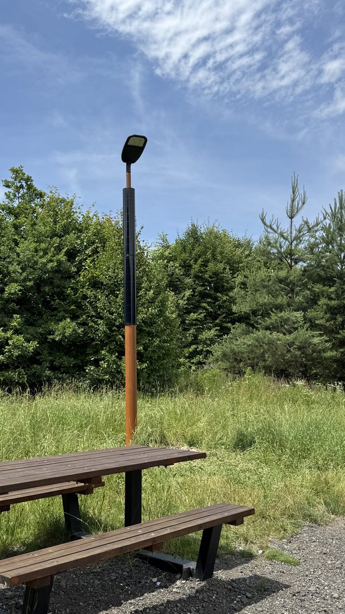 Solární lampa u Karvinského moře u odpočinkové zóny