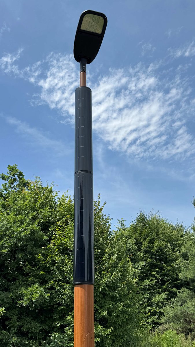 Solární lampa u Karvinského moře – pohled zdola