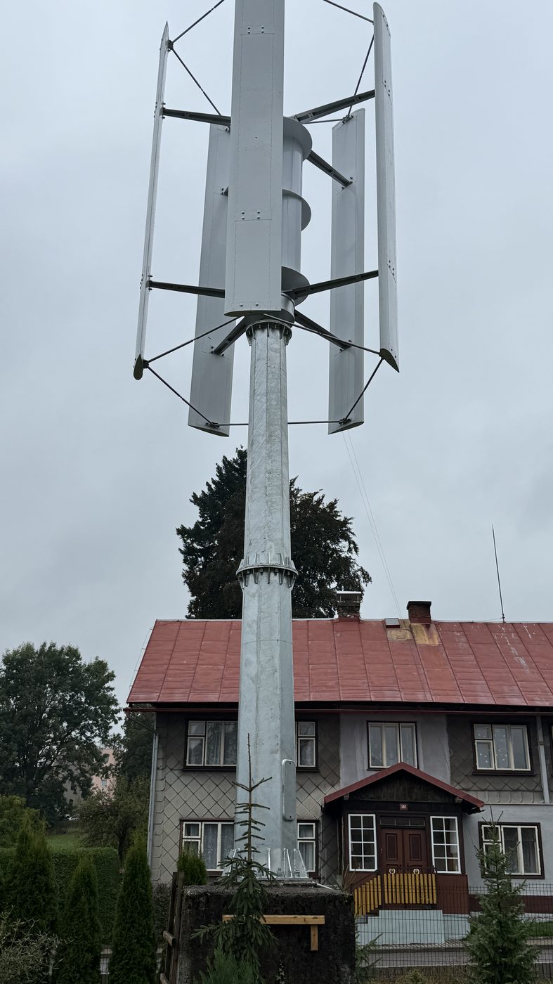 Vertikální větrná turbína 5 kW – realizace u rodinného domu
